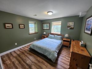 Ένα ή περισσότερα κρεβάτια σε δωμάτιο στο Creekview Cabin - Hot Tub, EV Station, Pet Friendly, Screen Porch, Wifi, Grill, Fire Pit, Deck, Family Friendly, Game Room, King Bed