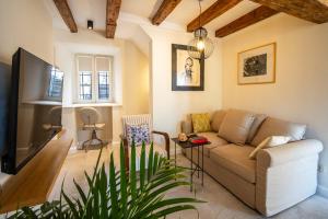 Una sala de estar con un sofá y un televisor. en Villa Carmen, en Kotor