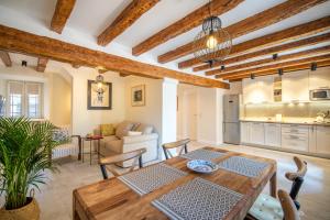 Una cocina y una sala de estar con mesa y sillas. en Villa Carmen, en Kotor