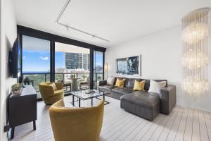 una sala de estar con un sofá y una mesa en Oceanview Private Home at South Beach-814 1B, en Miami Beach