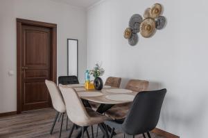 Un comedor con mesa y sillas en HoneyLight, en Oradea