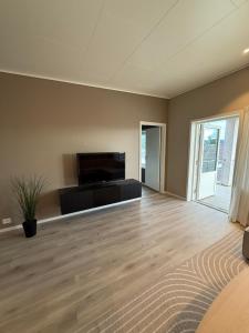 Μια τηλεόραση ή/και κέντρο ψυχαγωγίας στο Modern apartment in Ulsteinvik city