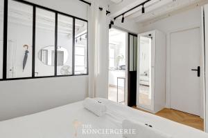 Ένα ή περισσότερα κρεβάτια σε δωμάτιο στο Elegance et confort a deux pas de Seine