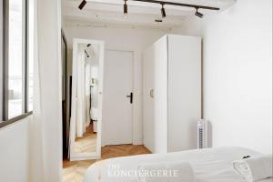 Ένα ή περισσότερα κρεβάτια σε δωμάτιο στο Elegance et confort a deux pas de Seine