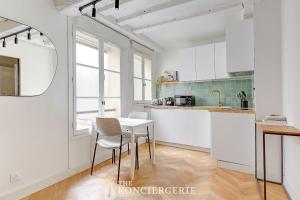 Η κουζίνα ή μικρή κουζίνα στο Elegance et confort a deux pas de Seine