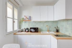 Η κουζίνα ή μικρή κουζίνα στο Elegance et confort a deux pas de Seine