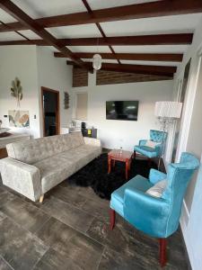 a living room with a couch and two chairs at Quinta Elvira Rose in Checa +13 photos