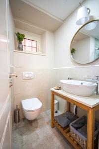 un baño con lavabo e inodoro en Villa Carmen, en Kotor 23 fotos más