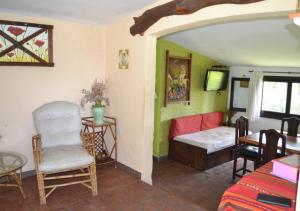 サンタ・ロサ・デ・カラムチタにあるEl Cobijo, Casas de Campoのベッドとテーブルと椅子のある部屋