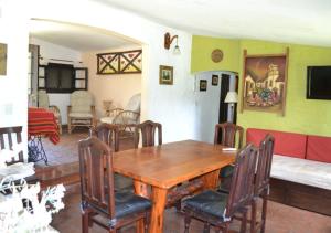 サンタ・ロサ・デ・カラムチタにあるEl Cobijo, Casas de Campoの木製のテーブルと椅子のあるダイニングルーム