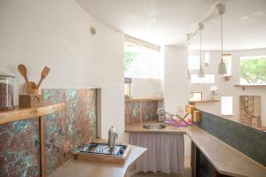 una cucina con pareti bianche e bancone con lavandino di Borgo del Mastro è la vostra vacanza bucolica! a Trevignano Romano Altre 37 foto