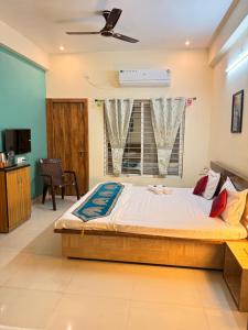 una camera da letto con un letto grande in una stanza di Hotel SHIVASHRAY Luxury Stays & Inn a Ujjain