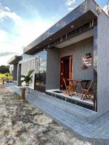ein Gebäude mit einem Picknicktisch auf einer Terrasse in der Unterkunft Casa de Serra 02 em Viçosa do Ceará in Viçosa do Ceará