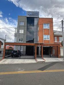 ラパスにあるDepartamento en la Meseta de Achumaniの建物の前に車が駐車されている
