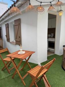 - une table de pique-nique et 2 chaises sur la terrasse dans l'établissement Escapade Tournefeuille, jacuzzi, balnéo, terrasse, à Tournefeuille