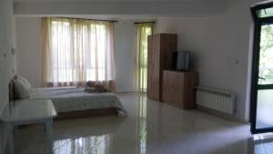 A television and/or entertainment centre at Apartment's Pita & Mare