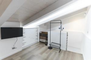 a room with a tv and a bench in a room at Dimora Riente Luxury Rooms in Diamante