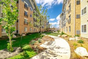 una pasarela con un banco junto a un edificio en Simplicity At The Rim 1104 I Comfy 2 Bed 2 Bath, en San Antonio