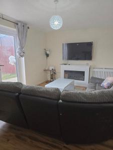 TV a/nebo společenská místnost v ubytování Lawnswood Lodge