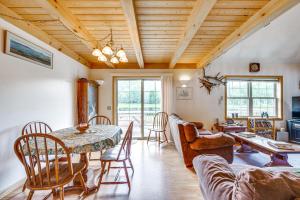 Χώρος καθιστικού στο 5 Mi to Jay Peak Resort Cabin with Pond Access!