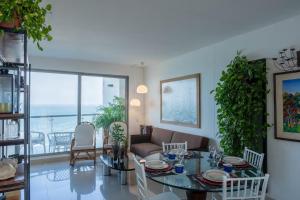 un soggiorno con un tavolo e un divano di Frente al Mar home office 7B a Cartagena de Indias