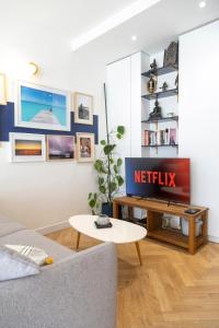 Televisyen dan/atau pusat hiburan di Appartement Avec Piscine Métro Convention