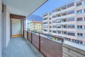 Apartamento con balcón con vistas a un edificio en Locarno Best Place - Happy Rentals, en Locarno 15 fotos más