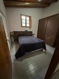 サン・ラファエルにあるLa Brujita, casa de campoのベッドと窓のある寝室