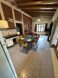 サン・ラファエルにあるLa Brujita, casa de campoのテーブルと椅子のあるキッチンとダイニングルーム +12枚の写真