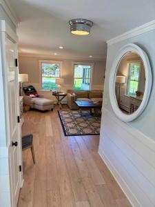 En eller flere senge i et værelse på Pool, hot tub, close to beach