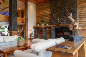 Coin salon dans l'établissement Wyndham Puerto Varas Pettra