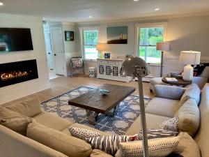 Et tv og/eller underholdning på Pool, hot tub, close to beach