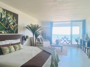 Postel nebo postele na pokoji v ubytování Excellence Suites Orient Beach Oceanview King-Size Beach Pool Parking