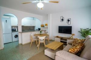una sala de estar con un sofá y una mesa en Casa Vera playa, en Playas de Vera