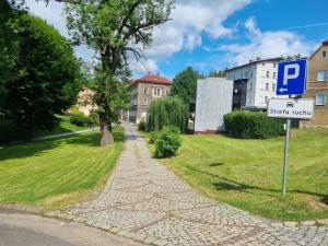 una señal de calle al costado de una carretera en JEDLINA Park, en Jedlina-Zdrój