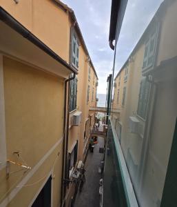 a view of an alley between two buildings at Casa Edoardo tra Budello e Mare in Alassio
