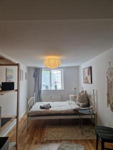 Postel nebo postele na pokoji v ubytování Charmante Ferienwohnung im Herzen von Rostock