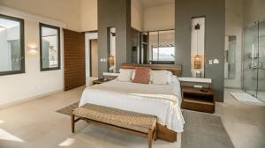 Ένα ή περισσότερα κρεβάτια σε δωμάτιο στο Kupuri Punta Mita villa +34 φωτογραφίες