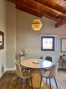 a dining room with a table and chairs at ChicFlat Bermeo 1 Apartamento en el Casco Viejo in Bermeo
