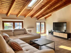 TV a/nebo společenská místnost v ubytování ChicFlat Bermeo 2 Dúplex en el casco viejo