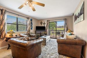 Una televisión o centro de entretenimiento en The Tee Shot - Condo for 4