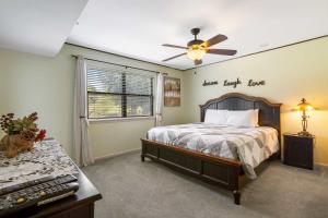 Una cama o camas en una habitación de The Tee Shot - Condo for 4