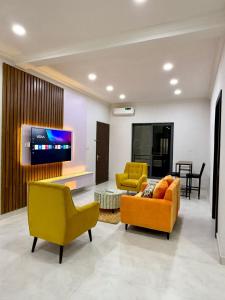 Un televizor și/sau centru de divertisment la Zeem luxurious apartments