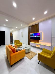 Un televizor și/sau centru de divertisment la Zeem luxurious apartments +4 fotografii