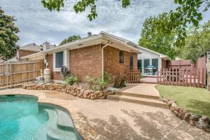 ルイスビルにあるFamily-Friendly Fun, Pool, Game Room, DFW Airportの庭にスイミングプールがある家