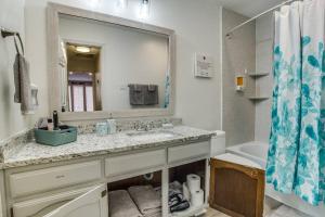 ルイスビルにあるFamily-Friendly Fun, Pool, Game Room, DFW Airportの洗面台、鏡、浴槽のあるバスルーム +21枚の写真