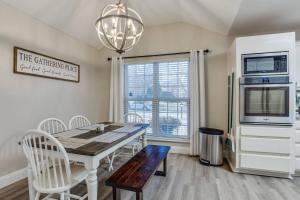 ルイスビルにあるFamily-Friendly Fun, Pool, Game Room, DFW Airportのダイニングルーム(テーブル、電子レンジ付)