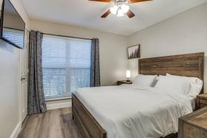 ルイスビルにあるFamily-Friendly Fun, Pool, Game Room, DFW Airportの大きなベッドと窓のある寝室