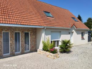 a white house with an orange roof at Gîte le temps d'un instant in Samer