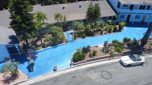 an overhead view of a swimming pool at a resort at Oceana Boutique Hotel in San Clemente